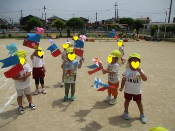 4歳児がこいのぼりで遊んでいるところ