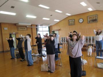 姿勢について学ぶ保護者と園児の様子