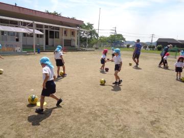 サッカー教室でボールを蹴っている