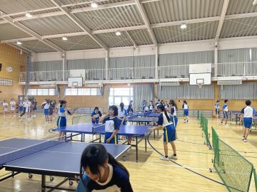 女子卓球部が練習しているようす