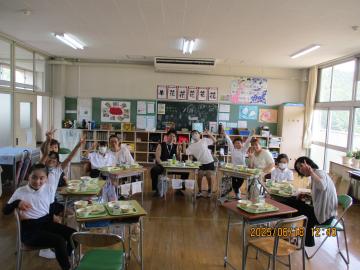 4年生が給食を食べている様子