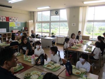 3年生が給食を食べている様子
