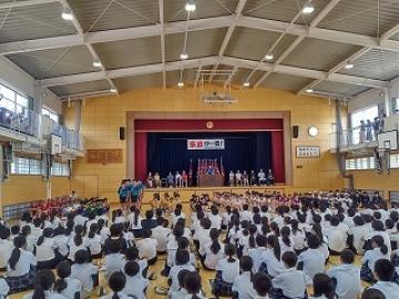 体育館で壮行会に参加する生徒の様子