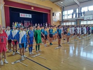 体育館で校歌を歌っている生徒の様子