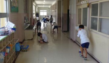 子どもたちが風とゴムの力で車を走らせている様子