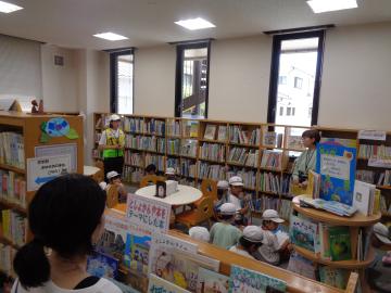 東光図書分館で説明を聞いています。