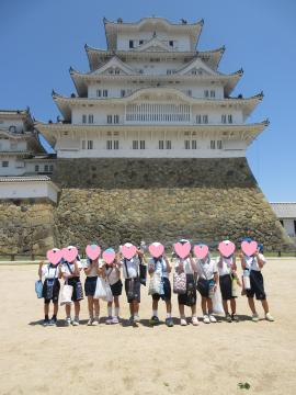 姫路城の前で集まっている様子