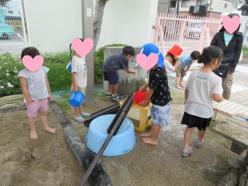 砂場で遊んでいる様子
