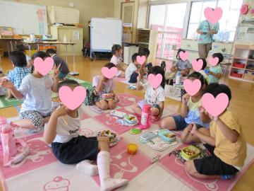 お弁当を食べている様子