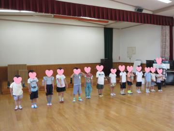 歌を歌っている様子