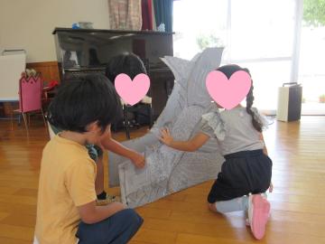 しゃちほこを触っている様子