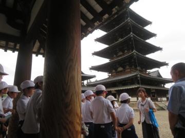 法隆寺五重塔を見学する6年生