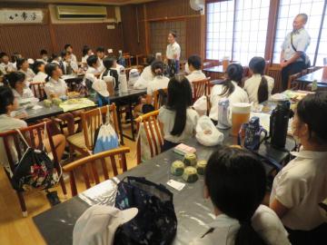 1日目の昼食のあいさつをする6年生