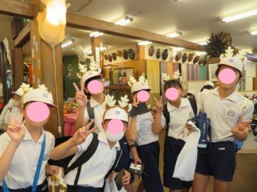 昼食後の買い物をたのしむ6年生