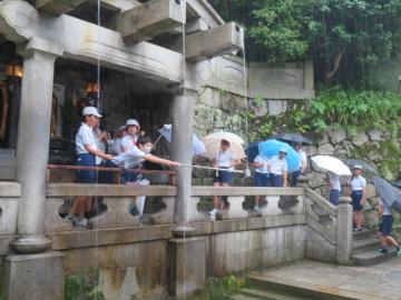 音羽の滝の水をくむ6年生