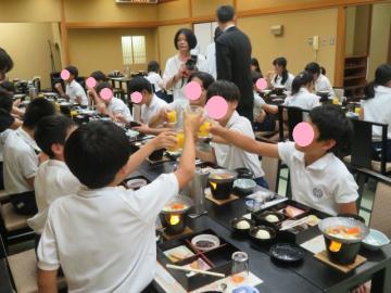 ホテル夕食でジュースで乾杯する6年生