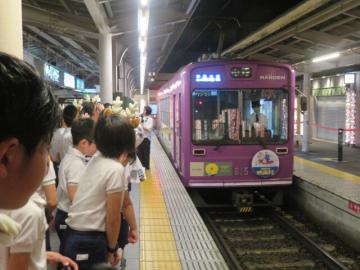 嵐山電鉄の嵐山駅の見学をする6年生
