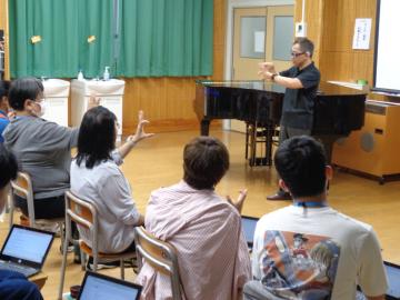 講師による手話教室の様子