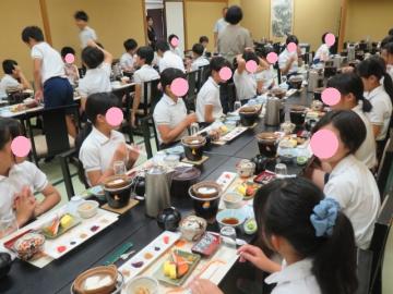 ホテルでの朝食をたのしむ6年生