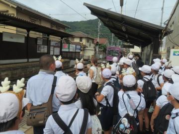 嵐山電鉄嵯峨野駅で電車を待つ6年生