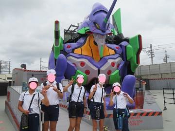 巨大なモニュメントの前で記念写真を撮る6年生
