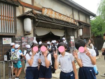 お化け屋敷の前で記念写真を撮る6年生