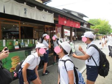 土産物店の試食をいただく6年生