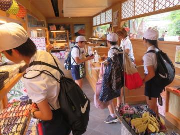 京都土産を購入する6年生