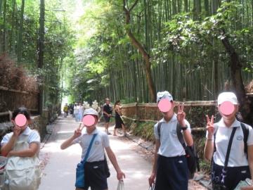 竹林の小径で記念撮影をする6年生