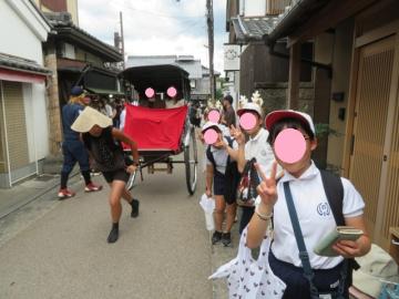 人力車と記念撮影する6年生