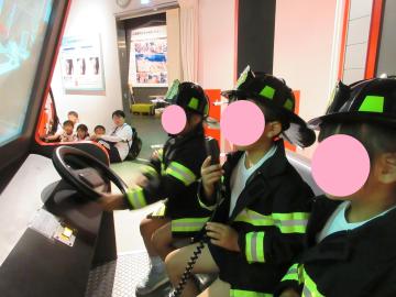 ミニ消防車に乗っているところ