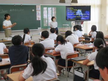 姫路城の夜桜会についてスピーチする6年生