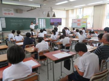 スピーチメモについて説明を聞く6年生