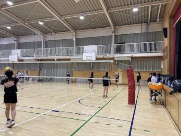 女子バレー部が練習している様子