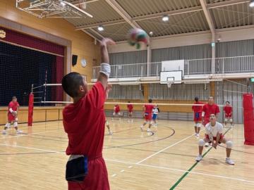 男子バレーボール部がボールを打つ様子