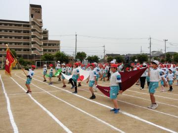 運動会開会式の練習をしているところ