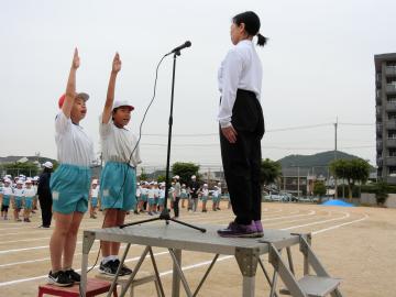 選手宣誓は指先までピンと伸びてすばらしい