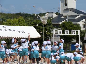 1，2年生が玉入れをしているところ