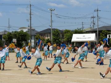 低学年がダンスをしているところ