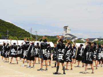 思いのこもった一文字をはっぴに描いてソーラン節を踊るところ