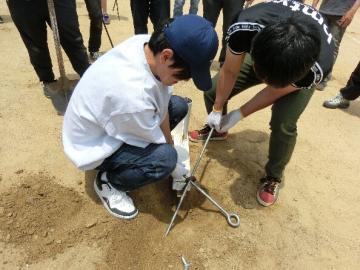 入場門をとめていた杭抜きに格闘しているところ