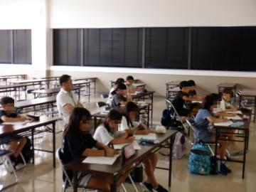 室内で映像資料を見ながら学ぶ児童たちの様子