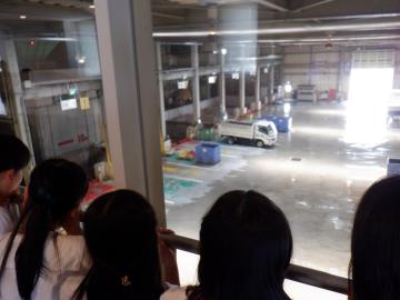 館内で再資源化施設のごみ集積場を見学する児童たちの様子