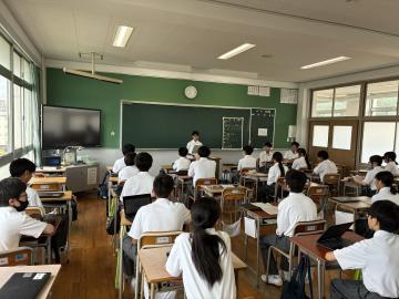 弁士の思いを聴き取ろうと、熱心に弁論を聴く生徒達です。