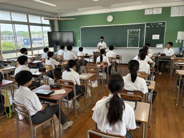聴く側の気持ちを聞き取ろうと熱心に弁論を聴いています。