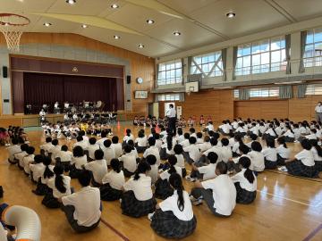 弁論大会での聞き方や話し方について校長先生から話がある様子です。