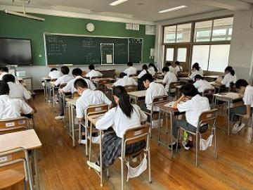学習問題に熱心に取り組む生徒たちです。