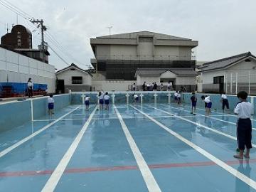 夏の活動場所であるプールを熱心に磨く生徒達です。