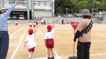 校庭で交通ルールについて学ぶ児童たちの様子