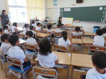 絵本の読み聞かせを聞く1年生